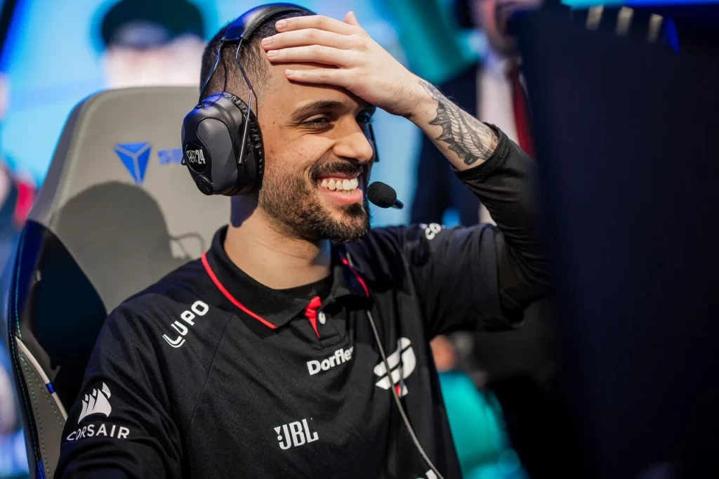 dyNquedo reagindo na partida contra a T1